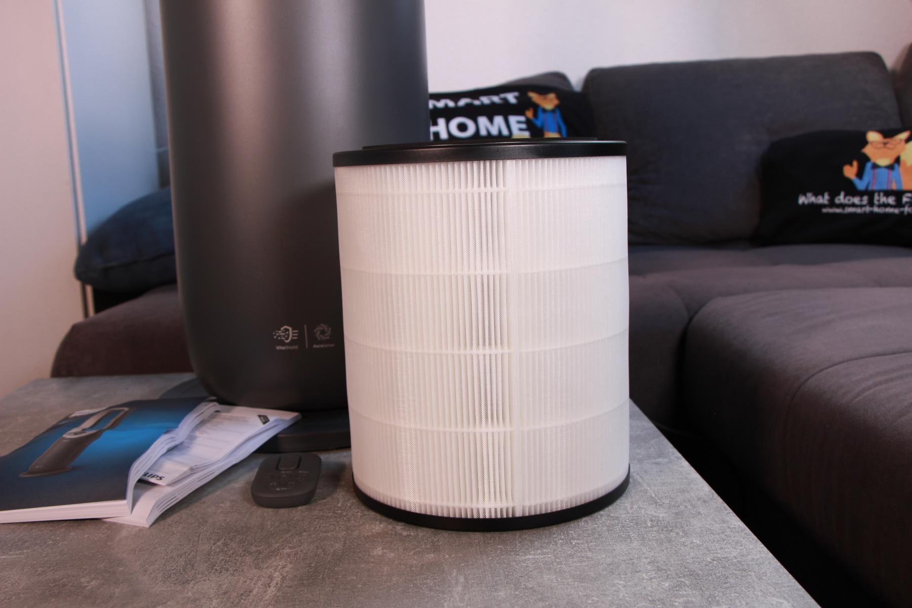 Der NanoProtect HEPA-Filter der Klasse H13 vom Philips Air Performer 8000 steht auf einem Tisch vor dem Gerät.